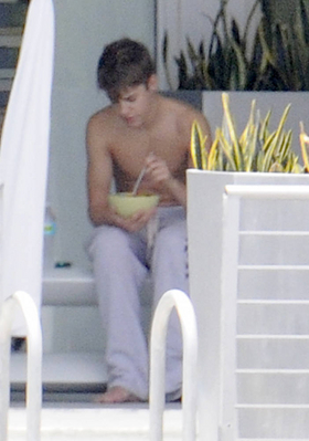  Justin Bieber Relaxing 의해 A Pool In Miami