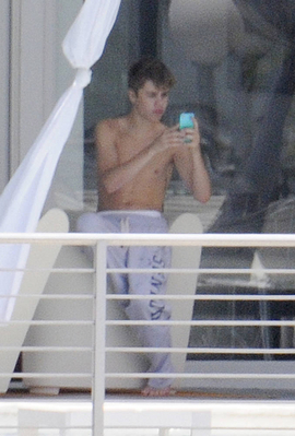  Justin Bieber Relaxing oleh A Pool In Miami