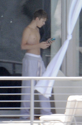  Justin Bieber Relaxing sa pamamagitan ng A Pool In Miami