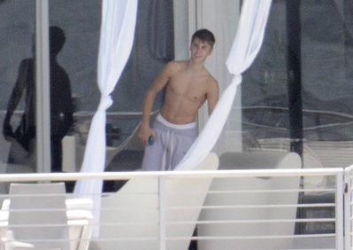  Justin Bieber Relaxing Von A Pool In Miami