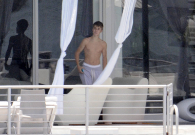  Justin Bieber Relaxing door A Pool In Miami