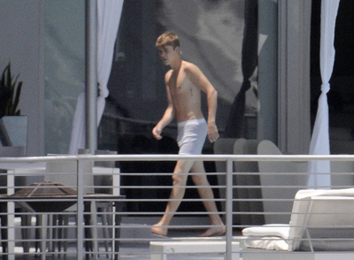  Justin Bieber Relaxing door A Pool In Miami