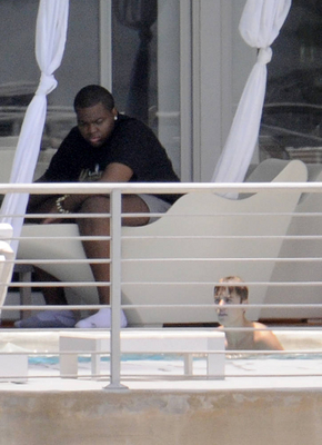  Justin Bieber Relaxing par A Pool In Miami