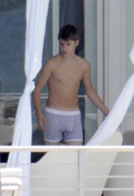  Justin Bieber Relaxing سے طرف کی A Pool In Miami