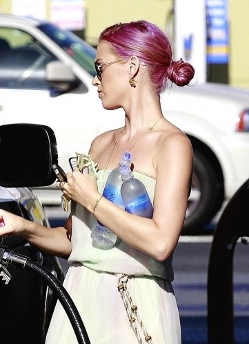  Katy debuts her brand new rose hair!
