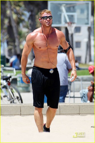  Kellan Lutz shows off his ripped muscles as he goes shirtless for a workout on Wednesday