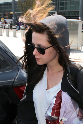  Kristen lands in London, UK - July 31, 2011.