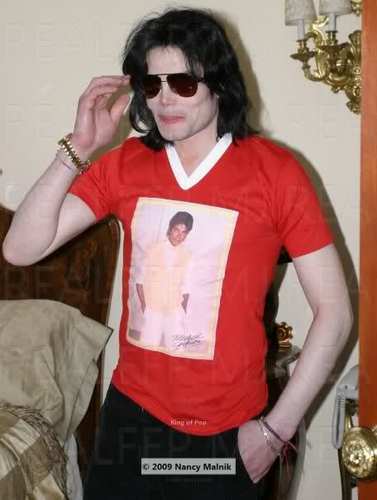  MJ wearing a MJ T-Shirt!!!