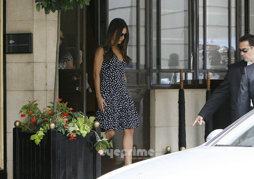 Mila Kunis leaving her 런던 Hotel, August 2nd