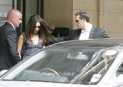  Mila Kunis leaving her 런던 Hotel, August 2nd