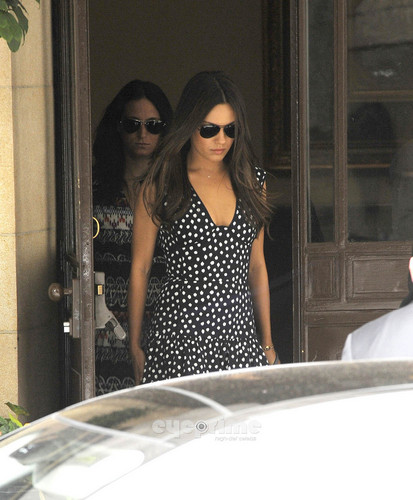  Mila Kunis leaving her লন্ডন Hotel, August 2nd