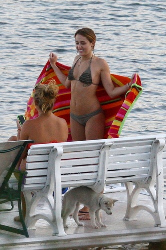  Miley - Enjoys a relaxing dag with vrienden in Orchard Lake, MI - July 31, 2011