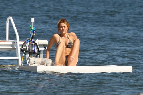 Miley - Enjoys a relaxing 日 with 老友记 in Orchard Lake, MI - July 31, 2011