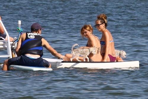  Miley - Enjoys a relaxing دن with دوستوں in Orchard Lake, MI - July 31, 2011