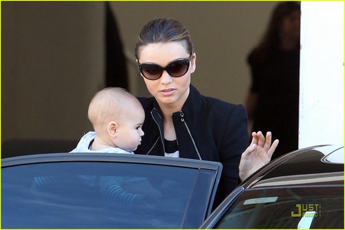  Miranda Kerr carries her 6-month-old son Flynn while leaving a fotografia shoot on Tuesday (August 2)