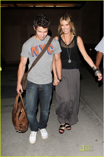  Nick Jonas & Delta Goodrem: Bowling rendez-vous amoureux, date (08.02.2011) !!!