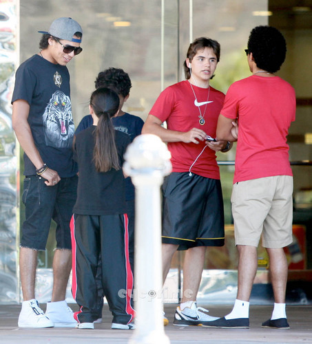  Paris and Prince Jackson out shopping in Calabasas, Aug 1
