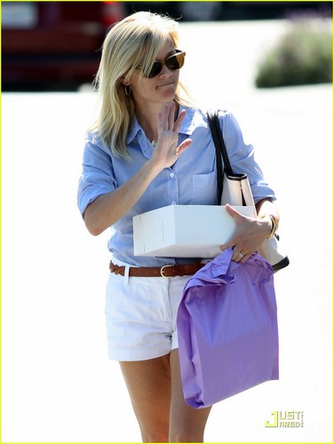  Reese Witherspoon: Summertime Cake Delivery