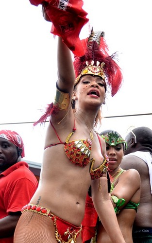  蕾哈娜 out for Barbados' Kadoomant 日 Parade (August 1).