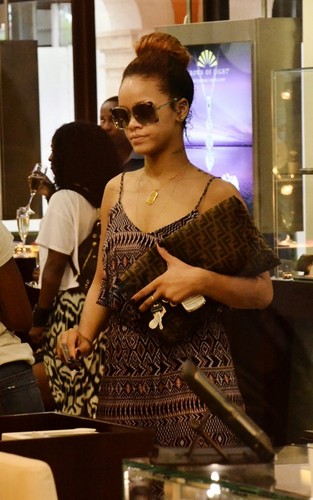  রিহানা spotted shopping with family and বন্ধু in Barbados (July 31).