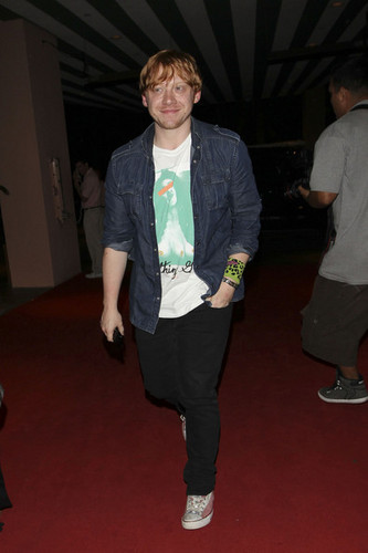  Rupert Grint arrives back to his hotel with some 老友记 including his Harry Potter co-star Tom