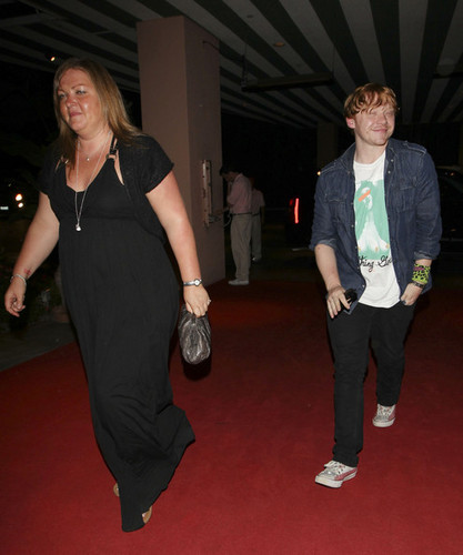  Rupert Grint arrives back to his hotel with some フレンズ including his Harry Potter co-star Tom