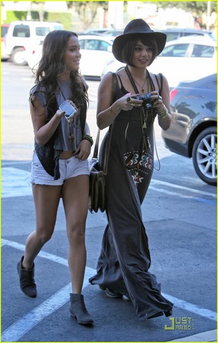  Vanessa & Stella out in LA