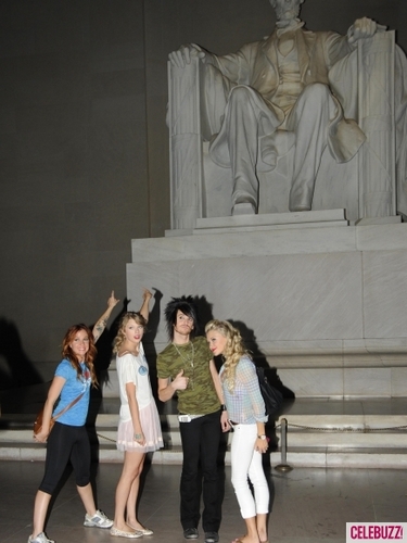  taylor nhanh, swift & Những người bạn in the lincoln memorial xd