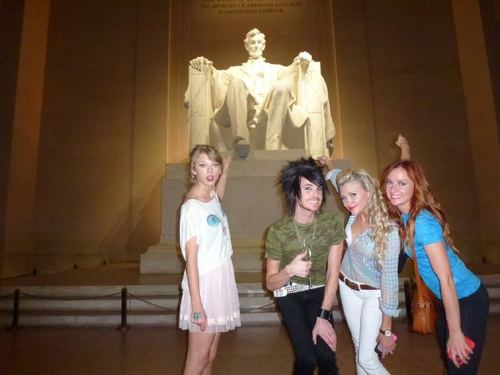  taylor schnell, swift & Friends in the lincoln memorial xd
