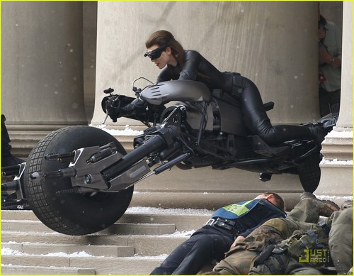  Anne Hathaway as 'Dark Knight Rises' Catwoman - FIRST LOOK!
