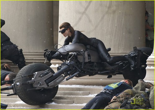  Anne Hathaway as 'Dark Knight Rises' Catwoman - FIRST LOOK!