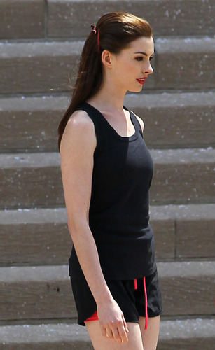  Anne Hathaway on set from Pittsburgh (USA)