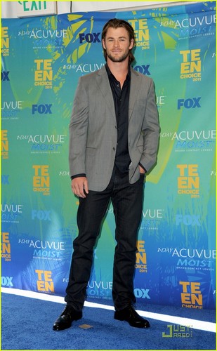  Chris Hemsworth - Teen Choice Awards 2011 Red Carpet