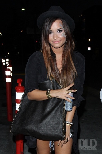  Demi - Leaving the Nokia Theatre after a Katy Perry সঙ্গীতানুষ্ঠান - August 05, 2011