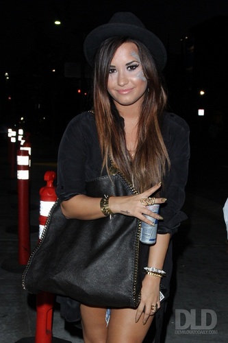  Demi - Leaving the Nokia Theatre after a Katy Perry 音乐会 - August 05, 2011