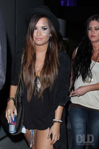  Demi - Leaving the Nokia Theatre after a Katy Perry 음악회, 콘서트 - August 05, 2011