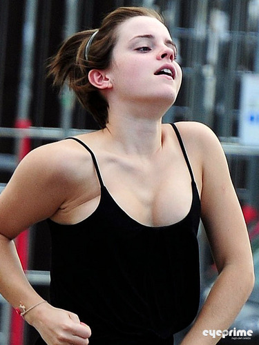  Emma Watson gives a Hell of a montrer outside Tesco in London, Aug 5