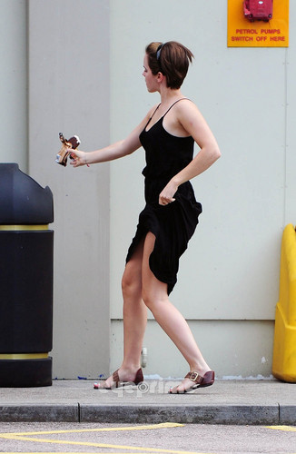  Emma Watson gives a Hell of a دکھائیں outside Tesco in London, Aug 5