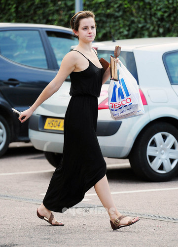  Emma Watson gives a Hell of a mostrar outside Tesco in London, Aug 5