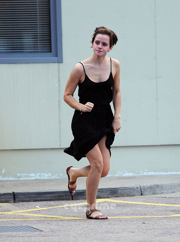  Emma Watson gives a Hell of a mostrar outside Tesco in London, Aug 5