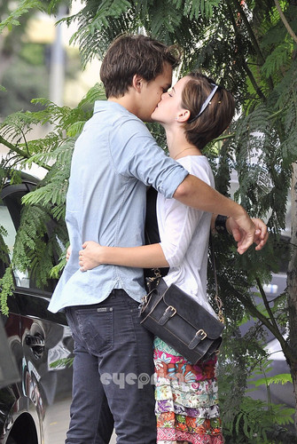  Emma Watson making out with Johnny Simmons
