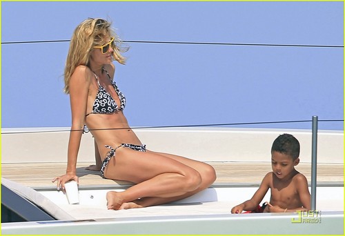  Heidi Klum: Bikini Boatride with the Family!