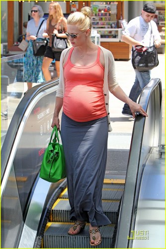  January Jones: Baby Bump at the Mall!