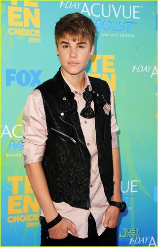  Justin Bieber - Teen Choice Awards 2011 Red Carpet