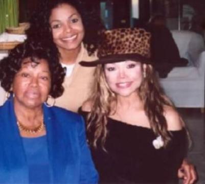  LATOYA JACKSON WITH SISTER JANET JACKSON AND MOTHER KATHERINE JACKSON 2004
