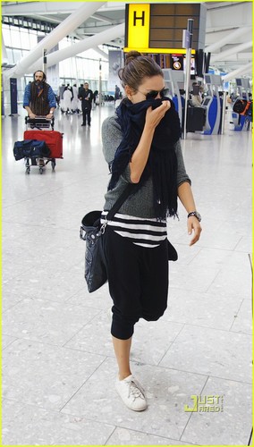  Mila Kunis & Justin Timberlake Head home pagina from Heathrow