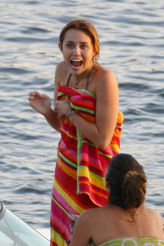  Miley Cyrus With mga kaibigan In Orchard Lake,MI - 31. July