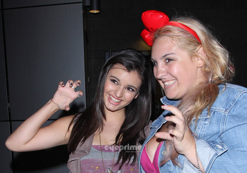  Rebecca Black poses for các bức ảnh after Katy Perry buổi hòa nhạc in L.A, Aug 5