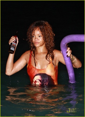  Rihanna: Bob Marley swimsuit in Barbados!