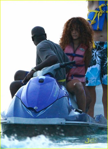  Rihanna: Bob Marley 水着 in Barbados!